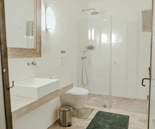 Surfers Peniche 酒店