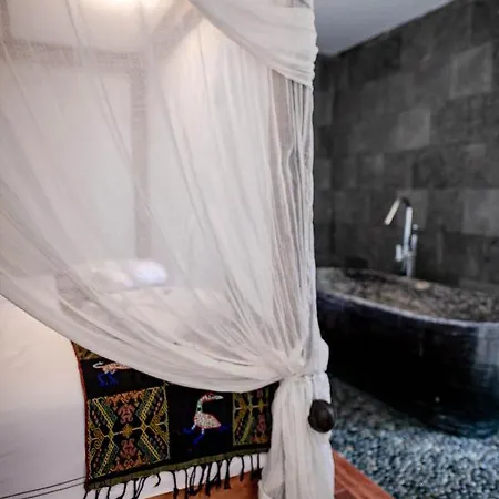 Hotell Surfers 4*
